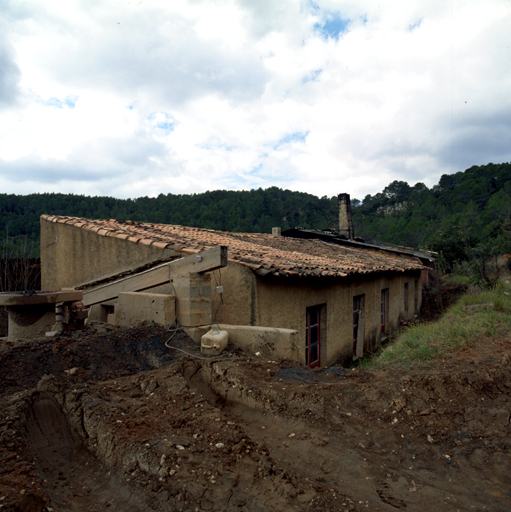 Vue extrieure de l'usine (faade arrire) et de l'aire des matires premires. Aire de stockage de la matire premire.