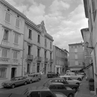 La place de l'Hôtel de ville prise de la rue du Cepour San Martin.