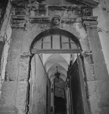 Entrée, couloir voûté.