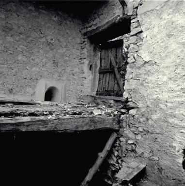 Le logis, premier étage : grenier, fenêtre et trombe à fourrage.