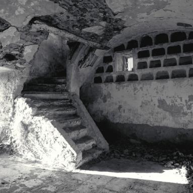 Rez-de-chaussée, départ d'escalier et boulins.