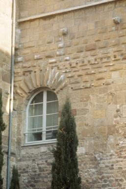 Façade sur cour, fenêtre à bossages.