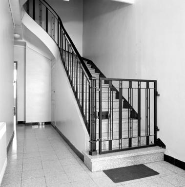 Dpart de l'escalier avec exemple de ferronnerie moderne.