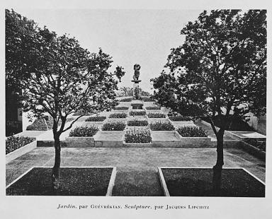 Le jardin de sculpture organis par Guvrkian. Au fond l'oeuvre de Jacques Lipchitz.