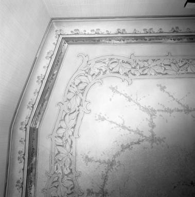 Dtail de la frise peinte au plafond d'une pice du rez-de-chausse.