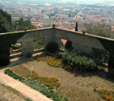 Le jardin clos. Vue de volume prise du deuxime tage de la maison en avril 1982