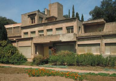 Vue d'ensemble de la villa prise depuis le jardin clos en avril 1982