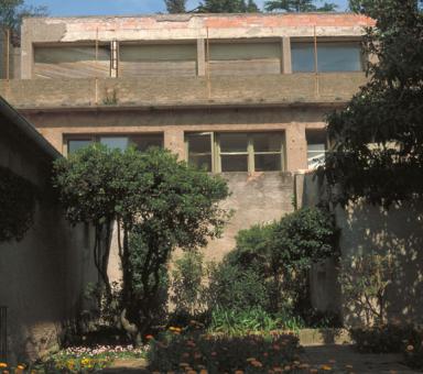 Chambres des enfants et piscine. Vue prise de la petite cour