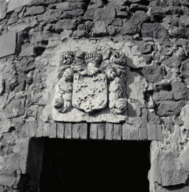 Pigeonnier : armoiries sculptes au-dessus de la porte.