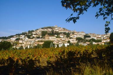 Vue de situation prise du sud-est, de la route d'Hyres.
