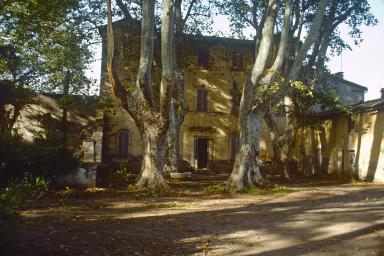 Maison de maître vue de face.
