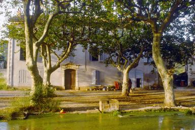 Maison de maître vue de face.