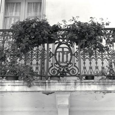 Dtail de la faade principale : ferronnerie du balcon avec monogramme PTT.