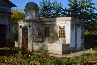 Aile est, lavoir adoss au puits couvert et  la cuisine.