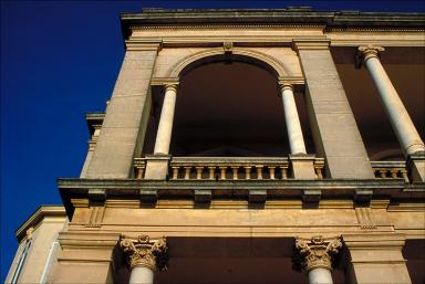 Façade sud. Deuxième niveau de la travée gauche de l'avant-corps.