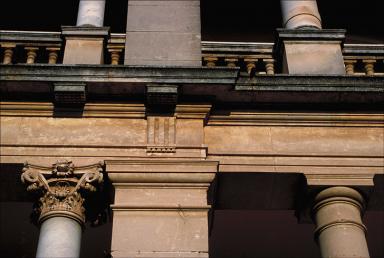 Faade sud. Premier niveau de la trave gauche de l'avant-corps. Chapiteaux d'une colonne et d'une pile : entablement.