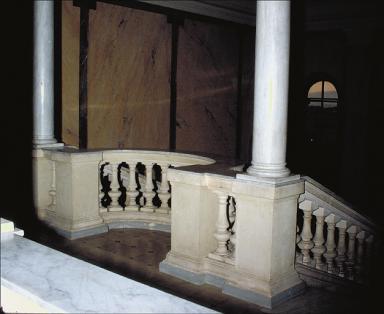 Galerie ouverte sur la cour intrieure. Vue prise vers la cage d'escalier, vers le nord-ouest.