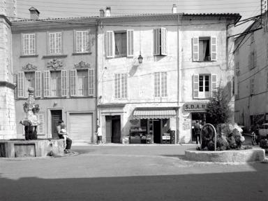 Vue des façades prise du sud.