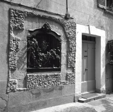 Détail : fenêtre en rocaille.