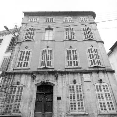 Vue d'ensemble de la façade.