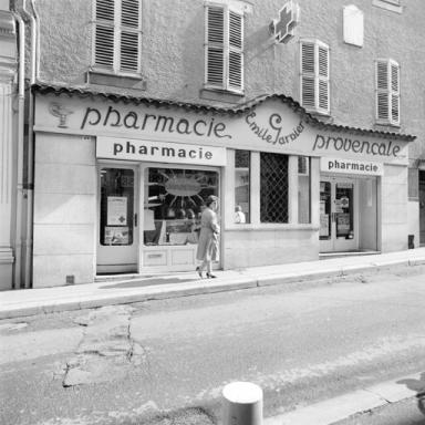 Devanture de la pharmacie qui occupe le rez-de-chaussée.