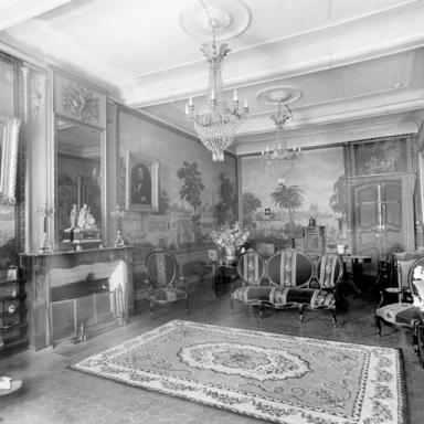 Vue d'ensemble du salon sud-est décoré de papier peint.
