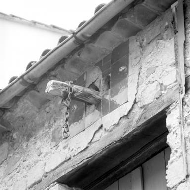 L'ouverture du pigeonnier a été utilisé pour l'introduction d'un mât de charge.