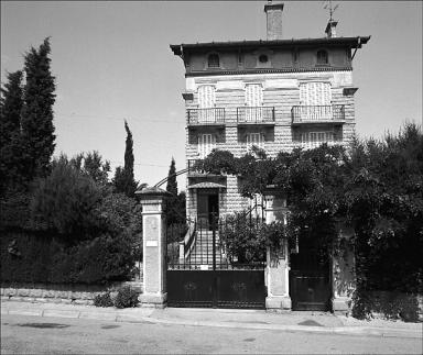 Vue d'ensemble de la maison et des portails d'entre.