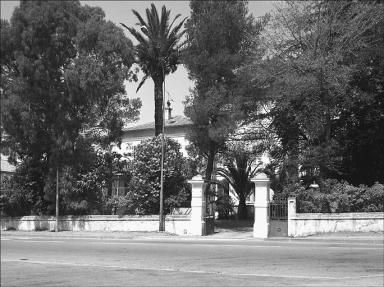 Maison du début du siècle avec véranda.