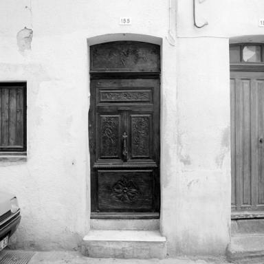 Menuiserie de la porte d'entrée.