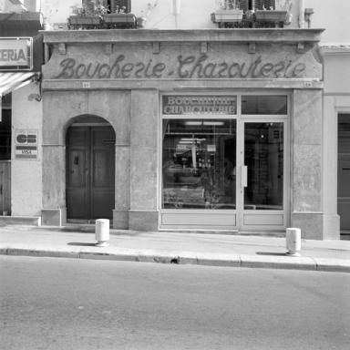 Devanture de la boucherie qui occupe le rez-de-chaussée.