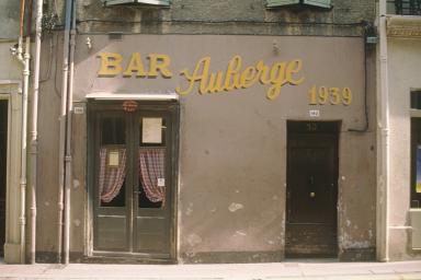 Façade du bar qui occupe le rez-de-chaussée.