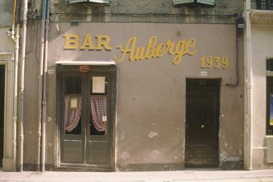 Faade du bar qui occupe le rez-de-chausse.