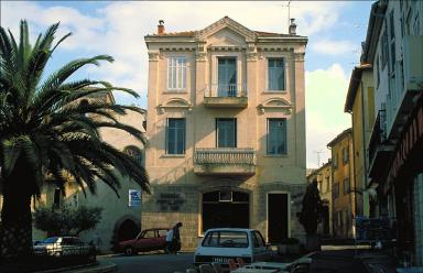 Vue de la façade antérieure.