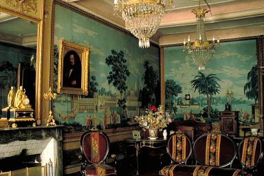 Vue d'ensemble du salon sud-est décoré de papier peint.