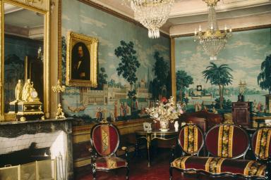 Vue d'ensemble du salon sud-est décoré de papier peint.