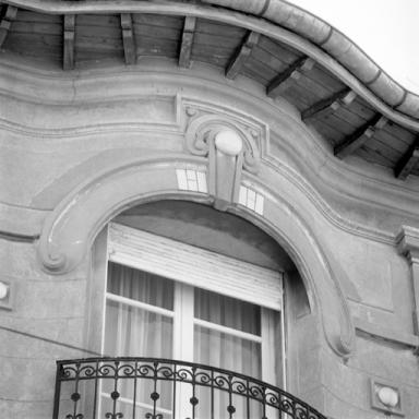 Façade antérieure, troisième niveau : détail du décor.