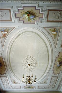 Rez-de-chausse. Salon B. Plafond peint.