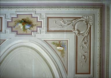 Rez-de-chaussée. Salon B. Plafond peint. Détail.