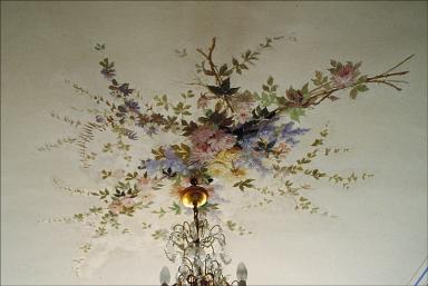 Rez-de-chaussée. Salon. Plafond peint. Détail.