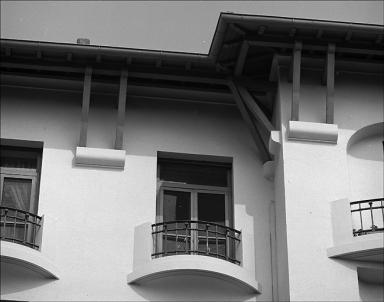 Façade sud. Détail de l'avant-toit.