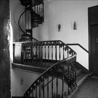 Premier étage. Escalier en vis d'accès à la tour.
