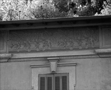 Façade antérieure. Détail : frise peinte.