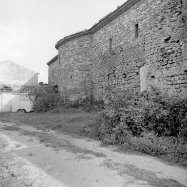 Façade nord : partie d'élévations des anciens thermes romains remployés.