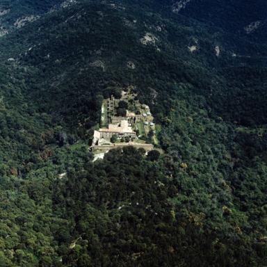 Vue aérienne éloignée prise du sud, stéréo gauche.