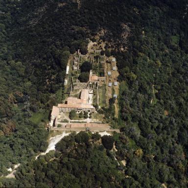 Vue aérienne rapprochée prise du sud, stéréo droite.