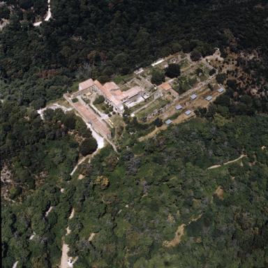 Vue aérienne rapprochée prise du sud-est, stéréo droite.