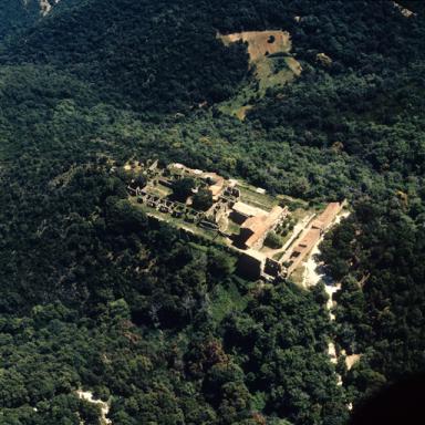 Vue aérienne rapprochée prise du nord, stéréo droite.