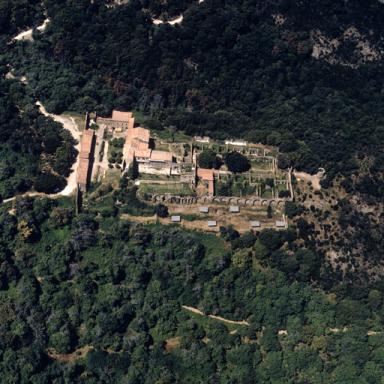 Vue aérienne rapprochée prise de l'est.