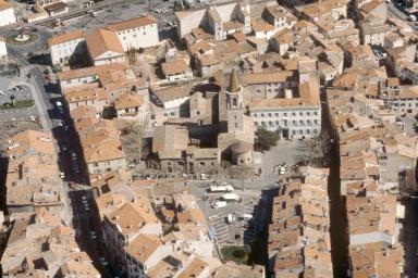Vue aérienne rapprochée prise du sud.